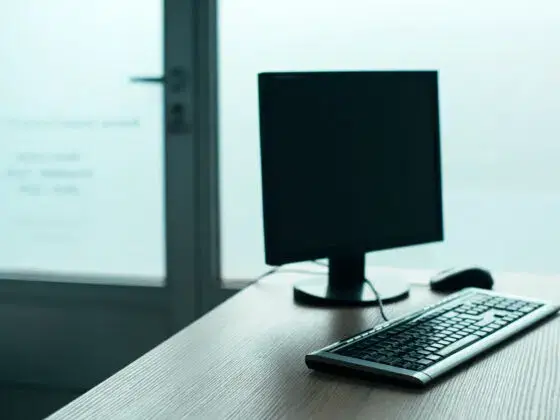 Datorn startar men skärmen och tangentbordet startar inte